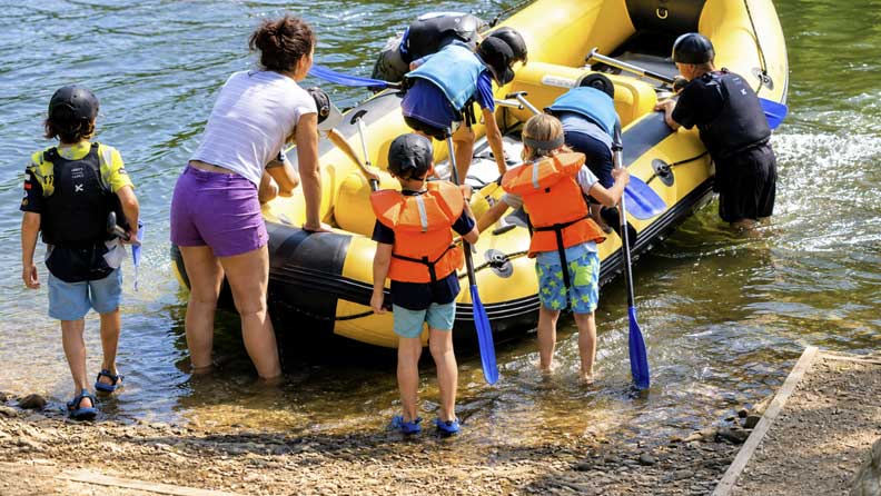 Mladí vodáci nastupují na raft v Malé Skále u loděnice Klokočí (Jizera 90,7 km)